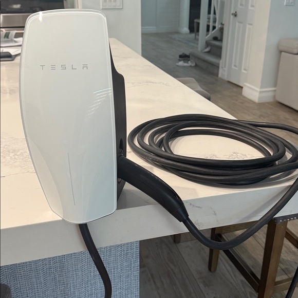 Tesla Universal Glossy White Charging Unit - Picture 3 of 5